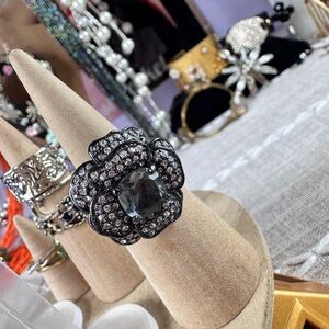 Stella & Dot Elegant Black and Silver Floral Ring